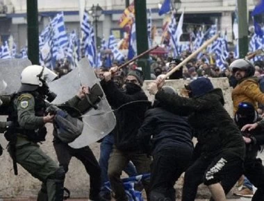 Σοκ: Παιδί φορά μάσκα για προστασία από τα χημικά στο Σύνταγμα (φωτο)